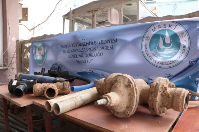 MASKİ Genel Müdürlüğünün Salihli ilçesine bağlı Köseali mahallesinde yapmış olduğu alt ve üstyapı yenileme çalışmaları tamamlandı. Mahalle sakinleri, mahalle meydanında sergilenen eski içme suyu hattı borularının halini görünce şaşkınlık yaşadı. Mahallede kahvehane işleten İlyas Akkuş, yeni içme suyu hattından gelen suyla demlediği çayların bile artık daha lezzetli olduğunu söyledi.