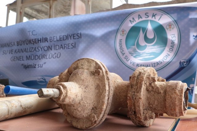 Manisa Su ve Kanalizasyon İdaresi (MASKİ) Genel Müdürlüğü, Manisa Büyükşehir Belediye Başkanı Cengiz Ergün’ün Manisa’yı daha yaşanılabilir bir kent haline getirme vizyonu doğrultusunda kırsal mahallelerde alt ve üstyapı dönüşümlerine hız kesmeden devam ediyor. Yatırım ve İnşaat Dairesi Başkanlığı bünyesinde altyapı yenileme çalışmaları tamamlanan Salihli ilçesine bağlı Köseali mahallesinde üstyapı çalışmaları da tamamlandı. Mahallede yenilenen içme suyu hattı sayesinde patlaklar ve buna bağlı olarak su kesintileri son buldu. Mahalle sakinlerinin yıllardır kullanılmış olduğu eski içme suyu boruları da mahalle meydanında sergilendi. Eski boruların halini görünce şaşkınlık yaşadıklarını belirten mahalleliler, “Biz yıllardır bu borulardan mı su içmişiz?” dedi.
