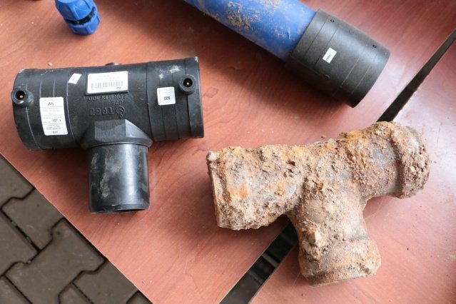 Yeni borularda hijyen gördük
Mahallede kahvehane işleten İlyas Akkuş, yapılan çalışmadan dolayı mahalle sakinleri olarak çok memnun olduklarını belirtti. Akkuş, “Malzemeler zaten her şeyi söylüyor. Eski boruları gördüğümüz zaman dedik ki ‘Biz bunlardan mı su içtik?’. Evet içtik. Yeni borulara baktığımız zaman hijyen gördük. Ben mahallede kahvecilik yapıyorum. Eski borulardan gelen suyla demlediğim çay fazla damak tadı vermiyordu. Yeni borulardan gelen suyumuz çayımızı daha da güzelleştirdi ve yeni bir damak tadı verdi. Cengiz Başkanımıza vermiş olduğu hizmetlerden dolayı çok teşekkür ediyoruz. Emeği geçen herkese de ayrı ayrı teşekkür ederiz” ifadelerini kullandı.
