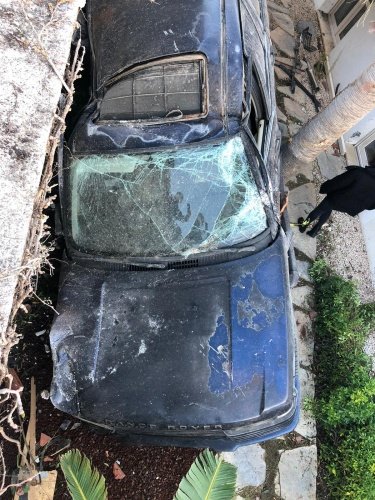 Çeşme’de meydana gelen hortum nedeniyle birçok ev, araba, iş yeri zarar görürken 18 kişi yaralandı. Başkan Oran, “Geçmiş olsun Alaçatım. Tüm ekiplerimizle olay yerindeyiz. Hep birlikte en kısa sürede yaralarımızı saracağız” dedi.