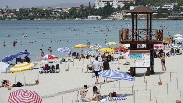 Her yıl milyonları ağırlayan, dünyanın dört bir yanından ziyaretçi akınına uğrayan Çeşme’de yoğun bir hareketlilik yaşanıyor.

Denizi, suyu, kumu ve rüzgarıyla Türkiye’nin birincisi Ilıca Plajı başta olmak üzere Çeşme’nin tüm sahilleri yeniden doldu taştı. Bayram öncesi büyük bir hareketlilik başladığını dile getiren Çeşme Belediye Başkanı M. Ekrem Oran, “2020 yılını ve 2021’in ilk yarısını pandemi ile evlerimizde geçirdik. Bu süreci sıkıntısız atlatan Çeşme’de geçen ay vakalarımızı sıfırlamamızla birlikte ciddi bir yoğunluk yaşanıyor” dedi.
