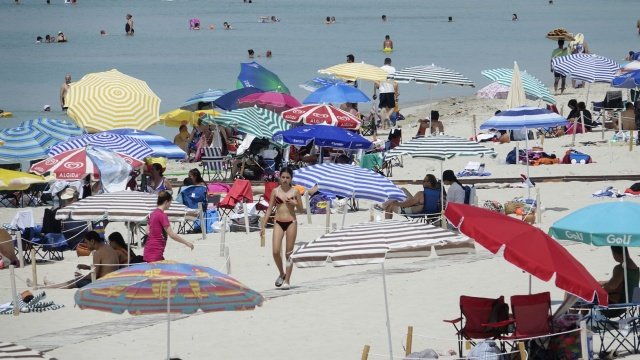 Çeşme’ye tatilci akını, plajlar doldu taştı!

Başkan Oran,
“Güzel bir sezona hazırız” 


Covid-19 salgını nedeniyle aylardır evlerinde kısıtlı bir hayat yaşayan vatandaşlar, normalleşme ile birlikte Çeşme’ye akın etmeye başladı.