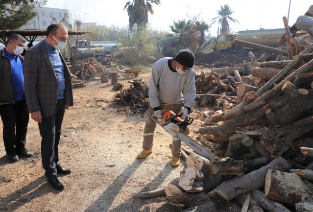 Turgutlu Belediyesi Fen İşleri, Park Bahçeler, Temizlik ve Zabıta Müdürlüğü ekipleri sokağa çıkma kısıtlaması sürecinde de çalışmalarına aralıksız devam ediyor. Turgutlu Belediye Başkanı Çetin Akın da Turgutlu Belediyesi şantiyesini ziyaret ederek çalışmalarına devam eden ekiplerle bir araya geldi ve yapılan çalışmalarla ilgili bilgiler aldı.