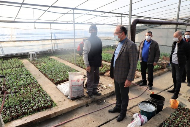 Turgutlu Belediye Başkanı Çetin Akın: “Kendi banklarımızı kendimiz üretiyoruz. Park Bahçeler Müdürlüğü ekiplerimiz tarafından şantiyemizde ilçemizin farklı noktalarında kullanılmak üzere bank üretimi yapıyoruz. Birçok alanda tasarruf sağlayarak Turgutlumuzun parasını boşa harcamıyoruz. Turgutlumuzun farklı noktalarında kullandığımız parke taşı, çiçek ve bank gibi ürünleri kendimiz üreterek ve aldığımız tasarruf tedbirleri sayesinde belediyemizin kaynaklarını doğru kullanıyoruz.” dedi.