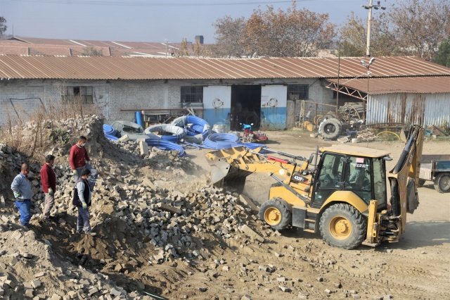Park Bahçeler Müdürlüğü ekipleri ayrıca Irlamaz Refik Pınar Okulu'nda, Çampınar Köy Konağında, Irlamaz Camiinde, Temrek Mahallesindeki kiraz alım yerinde, Musulcalı Mahallesinde kaldırım taşlarında boyama çalışmalarına, Turgutlu Meslek Yüksekokulunda budama çalışmasına ve Ecrin sokakta çim ekme çalışmasına devam ediyor.
Başkan Akın: “Daha güzel bir Turgutlu için çalışmalarımıza aralıksız devam ediyoruz. Belediyemiz şantiyesini ziyaret ederek sokağa çıkma yasağında da çalışmalarına devam eden ekiplerimize kolaylıklar diledik. Park Bahçeler Müdürlüğü ekiplerimiz budama sonrası çıkan odunları ihtiyaç sahibi vatandaşlarımıza ulaştırmak için hazır hale getiriyor. Ayrıca ilçemizin farklı noktalarındaki park ve yeşil alanlara dikilmek üzere tohumdan dikim aşamasına kadar kendi şantiyemizde yetiştirdiğimiz çiçeklerin bakımı devam ediyor. Fen İşleri Müdürlüğü ekiplerimiz ise yenilenen cadde ve sokaklardan söktüğümüz parke taşlarını seçip temizleyerek tekrar kullanıma hazır hale getiriyor. Bu sayede büyük bir tasarruf sağlamış oluyoruz. Park Bahçeler Müdürlüğü ekiplerimiz ayrıca Irlamaz Refik Pınar Okulu'nda, Çampınar Köy Konağında, Irlamaz Camiinde, Temrek Mahallemizdeki kiraz alım yerinde, Musulcalı Mahallemizde kaldırım taşlarında boyama çalışmalarına, Turgutlu Meslek Yüksekokulunda budama çalışmasına ve Ecrin sokakta çim ekme çalışmasına devam ediyor. Temizlik İşleri Müdürlüğü ekiplerimiz ise rutin çalışmalarına devam ediyor. Daha güzel bir Turgutlu için çalışmalarımıza yaptığımız program çerçevesinde devam edeceğiz.”şeklinde konuştu.