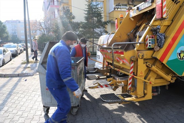 Turgutlu Belediyesi ekipleri çalışmalarına sokağa çıkma kısıtlaması sürecinde de devam ediyor. Turgutlu Belediye Başkanı Çetin Akın da çalışmalarına devam eden ekipleri ziyaret ederek hem kolaylıklar diledi hem de son durum hakkında bilgiler aldı.
