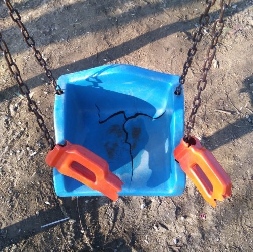 Turgutlu Belediyesi tarafından merkez ve kırsal mahallelere kazandırılan, çocuklar başta olmak üzere her yaştan Turgutlulu’nun keyifle vakit geçirdiği parklar, çocuk oyun grupları ve fitness grupları kimliği belirsiz kişi ya da kişiler tarafından tahrip edildi.  Selvilitepe, Dalbahçe, Yıldırım, Urganlı, Dağyeniköy, Çampınar, Mustafa Kemal, Derbent, Atatürk ve Kurtuluş Mahallelerindeki parklara zarar verilirken çocuk oyun ve fitness gruplarının kırıldığı, yerinden söküldüğü ve atık yağ döküldüğü ortaya çıktı.