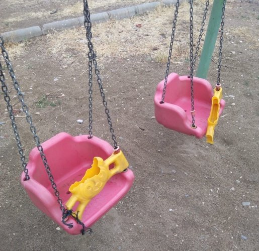 “Çocuklarımızın mutluluğuna, oyun alanlarına hep birlikte sahip çıkalım”
Turgutlu Belediye Başkanı Çetin Akın ise yapılan saldırılara karşı tepkisini şu ifadelerle gösterdi:
“Turgutlu'muzun çeşitli mahallelerinde ne yazık ki bu hoş olmayan görüntülerle karşılaştık. Yapılan iyilik ve güzellikleri yok etmeye çalışan zihniyetleri Turgutlulu hemşehrilerimizin takdirine bırakıyoruz. Kimlerin hangi amaçla bu kötülüğü yaptığını bilmiyor ve anlam veremiyoruz. Kamu malına zarar verme suçunu da işleyen kötü niyetli bu kişiler, kendi aileleriniz ve çocuklarınızı da mı düşünmediniz? Yapılan hizmetleri, özellikle de çocuklar için yapılan hizmetleri yok etmeye, kırıp dökmeye hiç kimsenin hakkı yok. Pandemi nedeniyle uzun zamandır evden çıkamayan çocuklarımızın mutluluğuna engel olan bu magandaları ancak hep birlikte durdurabiliriz. Lütfen parklarımıza zarar veren kişi ya da kişileri gördüğünüz güvenlik güçlerimize haber verelim. Çocuklarımızın mutluluğuna, oyun alanlarına hep birlikte sahip çıkalım.”