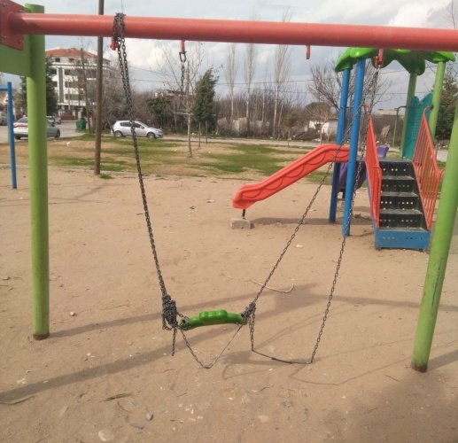 Turgutlu Belediye Başkanı Çetin Akın, ilçenin pek çok noktasında bulunan çocuk oyun grupları ve fitness gruplarına kimliği belirsiz kişi ya da kişilerce verilen zarara karşı tepkisini gösterdi. Başkan Çetin Akın, “Yapılan hizmetleri, özellikle de çocuklar için yapılan hizmetleri yok etmeye, kırıp dökmeye hiç kimsenin hakkı yok. Pandemi nedeniyle uzun zamandır evden çıkamayan, çocuklarımızın mutluluğuna engel olan bu magandaları ancak hep birlikte durdurabiliriz. Lütfen parklarımıza zarar veren kişi ya da kişileri gördüğünüz güvenlik güçlerimize haber verelim. Çocuklarımızın mutluluğuna, oyun alanlarına hep birlikte sahip çıkalım” dedi.