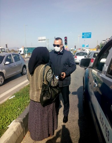 Manisa Büyükşehir Belediyesi Zabıta Dairesi Başkanlığı, dilencilere yönelik uygulamalarını aralıksız sürdürüyor. Vatandaşların duygularını istismar etme yöntemiyle para kazanmayı hedefleyen dilencilerin çocukları kullandıklarını vurgulayan Zabıta Dairesi Başkanı Mustafa Duman, “Çocukların sokağa çıkmaması gereken saatlerde dışarıda olmaları, Covid-19 salgını varken tehlike altında tutulmaları yürek sızlatıcı. Çocukların yeri dilenmek değil, oyun ve okuldur. Bu bağlamda vatandaşlarımızın bu istismarcılara kanmamalarını ve kolluk kuvvetlerine bildirmelerini rica ediyoruz” dedi.
