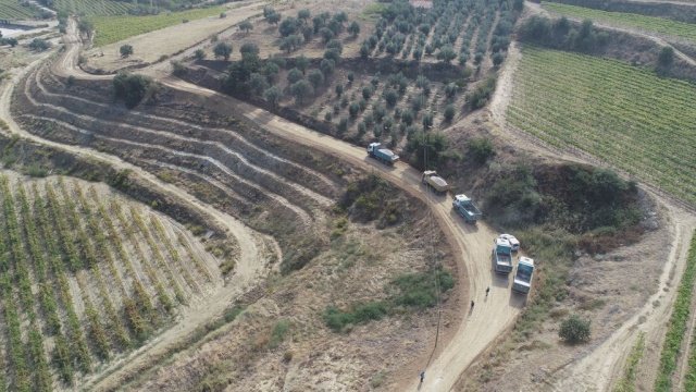 Manisa Büyükşehir Belediyesi, Alaşehir ilçesi Çeşneli ve Erenköy Mahalleleri arasında bağlantıyı sağlayan yolda, asfalt uygulaması öncesi temel çalışmasına başladı. Yollarının bakımsız ve kötü bir durumda olduğunu belirten Çeşneli Mahalle Muhtarı Özgür Avcı ve Erenköy Mahalle Muhtarı Adem Avcı, çeyrek asırlık çilelerinin artık sona ereceğini dile getirdi.