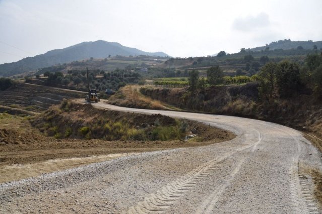 Başkan Ergün’e Teşekkür Ettiler
Yol sorunlarının çözüme kavuştuğunu belirten Çeşneli Mahalle Muhtarı Özgür Avcı ve Erenköy Mahalle Muhtarı Adem Avcı, Manisa Büyükşehir Belediye Başkanı Cengiz Ergün’e teşekkür etti.
         Çeşneli Mahalle Muhtarı Özgür Avcı: Hayırlısıyla,30 yıldır yapılmayan yolumuz, Sayın Cengiz Ergün başkanımız tarafından yapılıyor. Ali Uçak başkanımız, Necdet başkanımız sağ olsunlar bizlere yardımcı oldular. En büyük sıkıntımız gideriliyor. Teşekkür ediyorum.