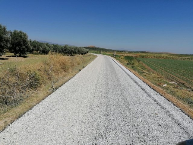Salihli’nin Karayahşi Mahallesiyle-Ahmetli’nin Kendirlik Mahallesi arasında bağlantıyı sağlayan 7 kilometrelik yol, bakımsız ve kötü görünümüyle bölge sakinleri için çileye dönmüştü. Tarım arazilerinin de yoğun olarak bulunduğu güzergâhta, çiftçilerin ürünleri bakımsız olan yol nedeniyle toz oluyordu. Manisa Büyükşehir Belediyesi de mevcut güzergâhta gerçekleştirdiği yol yapım çalışmasıyla birlikte, bölge sakinlerini özlemini duyduğu hizmete kavuşturdu. Yol yapım çalışması nedeniyle mutluluğunu dile getiren Kendirlik Mahalle Muhtarı Muzaffer Ünlükoç ve Karayahşi Mahalle Muhtarı Mustafa Çökelek, Manisa Büyükşehir Belediye Başkanı Cengiz Ergün’e teşekkür etti.