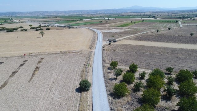 İl genelinde yol yapım çalışmalarına devam eden Manisa Büyükşehir Belediyesi, Kula ilçesi Dereköy ve Kalınharman Mahallerinde yaşayan vatandaşların, çeyrek asırlık asfalt özlemine son verdi. İki mahalle arasında sathi kaplama çalışması yapan Manisa Büyükşehir Belediyesi, vatandaşları konforlu ve güvenli ulaşıma kavuşturdu. Manisa Büyükşehir Belediyesi Genel Sekreter Yardımcısı Ali Öztozlu, Yol Yapım ve Onarım Dairesi Başkanı Kurtuluş Kuruçay, Sanat Yapıları Şube Müdürü Serdinç Bulut, Manisa Büyükşehir Belediyesi Kula Muhtarlık İşleri Şube Müdürü Faik Şentürk ile birlikte mevcut yolda incelemede bulundu.