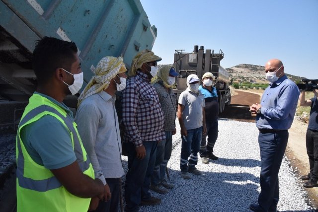 Başkan Ergün’e Teşekkür Ettiler
Yapılan çalışmanın mahalleleri için önemine değinen Dereköy ve Kalınharman Mahalle Muhtarları, Manisa Büyükşehir Belediye Başkanı Cengiz Ergün’e teşekkür etti.