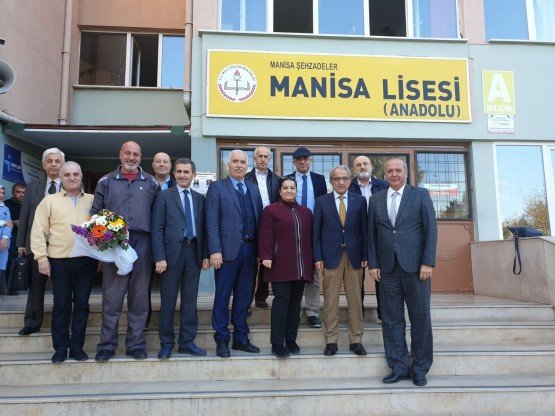 MASKİ Genel Müdürü Yaşar Coşkun ve MHP Grup Başkanvekili Mehmet Güzgülü, Manisa Lisesi Mezunlar Derneği’nin ‘Onlar da Buradaydı’ projesi kapsamında öğrencilerle bir araya gelerek sohbet etti.
MASKİ Genel Müdürü Yaşar Coşkun ve Büyükşehir Belediye Meclisi MHP Grup Başkanvekili Mehmet Güzgülü, Manisa Lisesi öğrencileri ile buluştu. Manisa Lisesi Mezunlar Derneği’nin ‘Onlar da Buradaydı’ projesi kapsamında düzenlenen mezun sohbetine katılan Coşkun ve Güzgülü, öğrencilerle sohbet ederek tecrübelerini paylaştı.
Geçmiş ile gelecek arasında köprü
MASKİ Genel Müdürü Yaşar Coşkun, “Mezunu olduğumuz okulumuzla halen böylesi bir bağı sürdürüyor olmaktan büyük mutluluk duyuyorum. Zamanında bizler de aynı sıralardan geçtik. Gençlerimizle yaptığımız sohbet sırasında, onlar bize merak ettiklerini sordular, bizler de onlara kendi hayat deneyimlerimizi aktardık. Bu anlamda çok kıymetli bulduğum bu projede emeği geçen Manisa Lisesi Mezunlar Derneğimize ve tüm öğretmenlerimize teşekkür ediyorum” dedi.