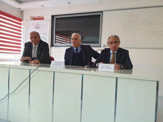 MASKİ Genel Müdürü Yaşar Coşkun ve MHP Grup Başkanvekili Mehmet Güzgülü, Manisa Lisesi Mezunlar Derneği’nin ‘Onlar da Buradaydı’ projesi kapsamında öğrencilerle bir araya gelerek sohbet etti.
MASKİ Genel Müdürü Yaşar Coşkun ve Büyükşehir Belediye Meclisi MHP Grup Başkanvekili Mehmet Güzgülü, Manisa Lisesi öğrencileri ile buluştu. Manisa Lisesi Mezunlar Derneği’nin ‘Onlar da Buradaydı’ projesi kapsamında düzenlenen mezun sohbetine katılan Coşkun ve Güzgülü, öğrencilerle sohbet ederek tecrübelerini paylaştı.
Geçmiş ile gelecek arasında köprü
MASKİ Genel Müdürü Yaşar Coşkun, “Mezunu olduğumuz okulumuzla halen böylesi bir bağı sürdürüyor olmaktan büyük mutluluk duyuyorum. Zamanında bizler de aynı sıralardan geçtik. Gençlerimizle yaptığımız sohbet sırasında, onlar bize merak ettiklerini sordular, bizler de onlara kendi hayat deneyimlerimizi aktardık. Bu anlamda çok kıymetli bulduğum bu projede emeği geçen Manisa Lisesi Mezunlar Derneğimize ve tüm öğretmenlerimize teşekkür ediyorum” dedi.