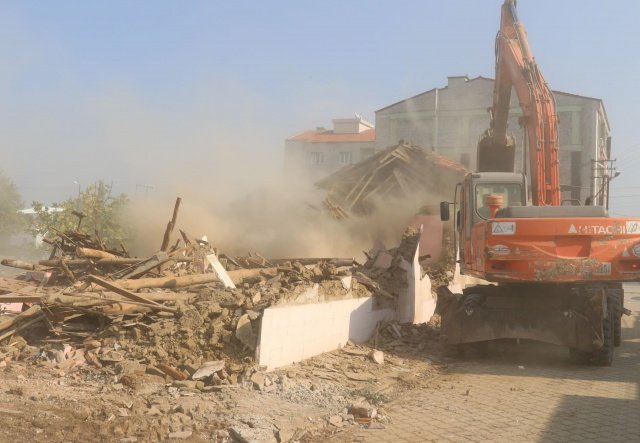 Çukurbahçe olarak bilinen ve pazar yeri olarak kamulaştırılan alanda Cuma Pazarı projesi hazırlıklarına devam ediliyor. Bu kapsamda alanın boşaltılıp temizlenmesi amacıyla Hazine ve Maliye Bakanlığı Kararının ardından atıl vaziyetteki 2 adet ev ve duvar ile Turgutlu Belediyesinin 2014 yılında kamulaştırdığı ve yine kullanılmayan 3 adet boş ev dahil olmak üzere toplamda 5 adet evin yıkımı ekiplerce yapılıyor.