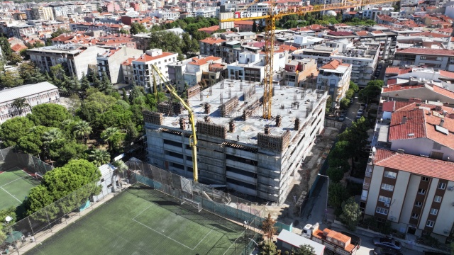 Manisa’da kent merkezinde yaşanan otopark ihtiyacının karşılanması amacıyla yapımına başlanan Malta Kapalı Otoparkında inşaat çalışmaları devam ediyor. Yağmur sularının depolanacağı, güneş enerji panelleriyle kendi elektriğini üretecek olan otopark,10 bin 168 metrekare alan üzerinde 356 araç ve 39 motosiklet kapasiteli olacak. Malta Kapalı Otoparkı tamamlanmasıyla birlikte,bölgenin otopark ihtiyacının çözülmesine katkı sağlayacak. Manisa Büyükşehir Belediye Başkanı Mimar Ferdi Zeyrek, otoparkta devam eden çalışmaları inceledi. Başkan Zeyrek’e Genel Sekreter Burak Deste, Genel Sekreter Yardımcısı Pınar Mine Hacıalibeyoğlu, Fen İşleri Dairesi Başkanı Dilek Yeltin eşlik etti.