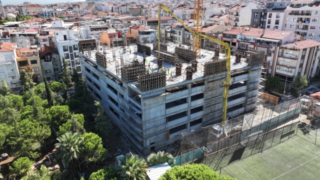 Manisa Büyükşehir Belediyesi’nin yapımı gerçekleştirdiği Malta Kapalı Otoparkında inşaat çalışmaları sürüyor. Malta Kapalı Otoparkı,yağmur sularının depolaması ve elektrik üretmesiyle kendi kendine yetebilecek. 356 araç kapasiteli otoparkın bölgenin otopark sorununa çözüm olacağını belirten Başkan Ferdi Zeyrek, “2024 yılı bitmeden önce vatandaşlarımızın hizmetine açacağız” dedi.