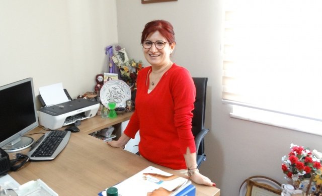 12 Yaşından Beri Çalışıyor

Henüz 12 yaşında okulu bırakarak iş hayatına atılan, hayatı tekstil firmalarında, çeşitli departmanlarda çalışarak geçen Nergiz Şenocak, şimdi hem yerel bir TV kanalında program yapıyor, hem de kendi kurduğu dernek bünyesinde binlerce ihtiyaç sahibine yardım ulaştırıyor.