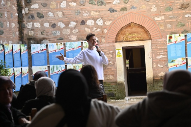 Manisa Büyükşehir Belediyesi’nin kadınların sosyal hayata katılımını artırmak ve kentin tarihini tanıtmak amacıyla hayata geçirdiği ‘Adım Adım Manisa’ projesi kapsamında Alaşehir’den gelen 86 kişilik kadın kafilesi, şehirdeki tarihi ve kültürel öneme sahip mekânları ziyaret etti.