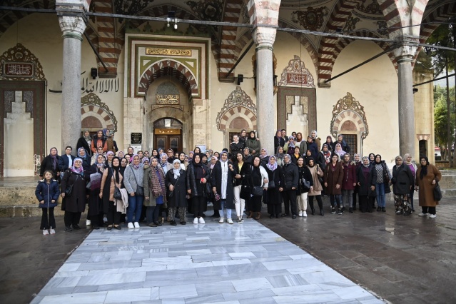 “Biz Kadınlar Çiftçilik Yaptığımız için Köylerimizden Çıkamıyoruz. Bu Geziler Sayesinde Bilgileniyoruz”
Hatice Yılmaz, Alaşehir’in Işıklar Mahallesi’nde yaşadığını ve çiftçilik yaptıklarını söyledi. Yılmaz, “Camileri ve tarihi eserleri gezdik, şimdi de Ağlayan Kaya’ya geldik. Çok memnun kaldık. Biz kadınlar çiftçilik yaptığımız için köylerimizden çıkamıyoruz. Bu geziler sayesinde bilgileniyoruz ve kendimizi geliştiriyoruz. Onun için çok güzel ve faydalı. Böyle gezilerin devam etmesini istiyoruz” dedi.