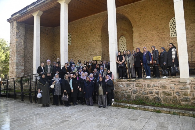 Büyükşehir görevlileri Alaşehir’den gelen kafileyi Hanımlar Aile Çay Bahçesi’nde karşıladıktan sonra kafileye kahvaltı ikram edildi. Ardından Alaşehirli kadınlar, Tıp Tarihi Müzesi ve Uluslararası Mesir Macunu Festivali’ne ev sahipliği yapan Hafsa Sultan Camii’ni ziyaret ederek, bu mekânların tarihteki önemine dair bilgiler aldı. Mimar Sinan’ın Ege Bölgesi’ndeki tek eseri olan Muradiye Camii de gezi programında yer aldı.