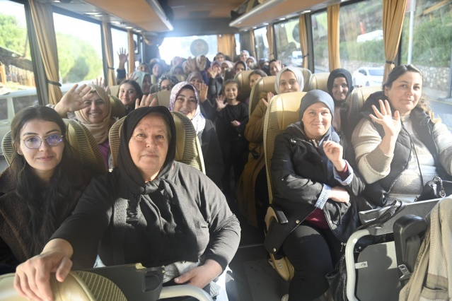 Konuşmasında Manisa Büyükşehir Belediyesi’ne ve Başkan Ferdi Zeyrek’e teşekkür eden Emine Işıkveren şunları söyledi: “Manisa Büyükşehir Belediyemizin bize sağladığı olanaklarla tur halinde arkadaşlarımızla birlikte gezdik. Manisa’da doğup büyümemize rağmen böyle güzel yerleri görememiştik. Ağlayan Kaya’dan çok etkilendik. Müzelerimiz, camilerimiz, hepsi birbirinden güzeldi.”