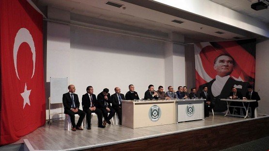 Demirci İlçesi'nde Kaymakam Mutlu Akyol, daire amirleri ve muhtarların katılımıyla genel bir toplantı yaptı.
Ticaret ve Kültür Merkezi Konferans salonunda Kaymakam Mutlu Akyol başkanlığında yapılan toplantıya daire amirleri ve mahalle muhtarları katıldı.
Yapılan toplantıda Kaymakam Mutlu Akyol, “Devlet olarak vatandaşlarımıza en iyi hizmeti götürmek zorundayız. Bu nedenle siz muhtarlarımızla en iyi şekilde diyalog halinde olmamız gerekir. “ dedi.
Toplantıda daire amirleri ve muhtarlara da söz veren Kaymakam Akyol, talep ve önerilerini dinledi. İlgili bölümlere konuyu ileterek çözümü konusunda notlar alarak talimat verdi.