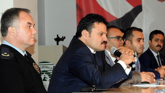 Demirci İlçesi'nde Kaymakam Mutlu Akyol, daire amirleri ve muhtarların katılımıyla genel bir toplantı yaptı.
Ticaret ve Kültür Merkezi Konferans salonunda Kaymakam Mutlu Akyol başkanlığında yapılan toplantıya daire amirleri ve mahalle muhtarları katıldı.
Yapılan toplantıda Kaymakam Mutlu Akyol, “Devlet olarak vatandaşlarımıza en iyi hizmeti götürmek zorundayız. Bu nedenle siz muhtarlarımızla en iyi şekilde diyalog halinde olmamız gerekir. “ dedi.
Toplantıda daire amirleri ve muhtarlara da söz veren Kaymakam Akyol, talep ve önerilerini dinledi. İlgili bölümlere konuyu ileterek çözümü konusunda notlar alarak talimat verdi.