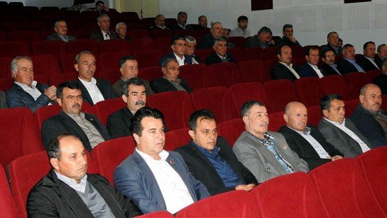 Demirci İlçesi'nde Kaymakam Mutlu Akyol, daire amirleri ve muhtarların katılımıyla genel bir toplantı yaptı.
Ticaret ve Kültür Merkezi Konferans salonunda Kaymakam Mutlu Akyol başkanlığında yapılan toplantıya daire amirleri ve mahalle muhtarları katıldı.
Yapılan toplantıda Kaymakam Mutlu Akyol, “Devlet olarak vatandaşlarımıza en iyi hizmeti götürmek zorundayız. Bu nedenle siz muhtarlarımızla en iyi şekilde diyalog halinde olmamız gerekir. “ dedi.
Toplantıda daire amirleri ve muhtarlara da söz veren Kaymakam Akyol, talep ve önerilerini dinledi. İlgili bölümlere konuyu ileterek çözümü konusunda notlar alarak talimat verdi.