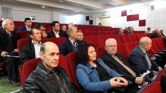 Demirci İlçesi'nde Kaymakam Mutlu Akyol, daire amirleri ve muhtarların katılımıyla genel bir toplantı yaptı.
Ticaret ve Kültür Merkezi Konferans salonunda Kaymakam Mutlu Akyol başkanlığında yapılan toplantıya daire amirleri ve mahalle muhtarları katıldı.
Yapılan toplantıda Kaymakam Mutlu Akyol, “Devlet olarak vatandaşlarımıza en iyi hizmeti götürmek zorundayız. Bu nedenle siz muhtarlarımızla en iyi şekilde diyalog halinde olmamız gerekir. “ dedi.
Toplantıda daire amirleri ve muhtarlara da söz veren Kaymakam Akyol, talep ve önerilerini dinledi. İlgili bölümlere konuyu ileterek çözümü konusunda notlar alarak talimat verdi.