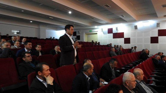 Demirci İlçesi'nde Kaymakam Mutlu Akyol, daire amirleri ve muhtarların katılımıyla genel bir toplantı yaptı.
Ticaret ve Kültür Merkezi Konferans salonunda Kaymakam Mutlu Akyol başkanlığında yapılan toplantıya daire amirleri ve mahalle muhtarları katıldı.
Yapılan toplantıda Kaymakam Mutlu Akyol, “Devlet olarak vatandaşlarımıza en iyi hizmeti götürmek zorundayız. Bu nedenle siz muhtarlarımızla en iyi şekilde diyalog halinde olmamız gerekir. “ dedi.
Toplantıda daire amirleri ve muhtarlara da söz veren Kaymakam Akyol, talep ve önerilerini dinledi. İlgili bölümlere konuyu ileterek çözümü konusunda notlar alarak talimat verdi.