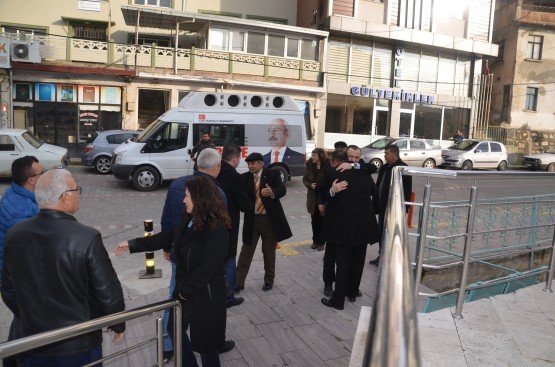 Sıktaşlı, “Beton Belediyeciliği Yapmayacağız’’
CHP ve İYİ Parti’nin ortak olduğu Millet İttifakı’nın Manisa Büyükşehir Belediye Adayı Orkun Şıktaşlı, Köprübaşı, Gördes Demirci ilçelerinde CHP ve İYİ Parti teşkilatlarıyla buluştu. Büyükşehir Adayı Şıktaşlı, durmadan çalışarak büyükşehri Millet İttifakı’na kazandıracaklarını söyledi.
Manisa’da Millet İttifakı’nın Büyükşehir Belediye Başkan Adayı Orkun Şıktaşlı, ilçelere çıkarma yaptı. Köprabaşı, Gördes ve Demirci ilçelerine giden Şıktaşlı, burada İYİ Parti ve CHP teşkilatlarıyla bir araya geldi. İlk olarak Köprübaşı’nı ziyaret eden Şıktaşlı’ya CHP İl Başkanı Semih Balaban, İYİ Parti İl Başkan Yardımcısı Ünal Abdullah Gül, Millet İttifakı’nın  Köprübaşı Belediye Başkan Adayı Fatih Taşlı, CHP Köprübaşı İlçe Başkanı Mustafa Bilgili, İYİ Parti Köprübaşı İlçe Başkanı Ali Şimşir ve partililer eşlik etti. CHP ve İYİ Parti teşkilatlarında partililere buluşan Şıktaşlı, Köprübaşı ilçesiyle ilgili seçim vaatlerini anlattı. Yaklaşık bir saat boyunca ilçe teşkilatında partilileri de dinleyen Şıktaşlı, daha sonra Köprübaşı esnafıyla buluştu. Esnafla tek tek tokalaşan Şıktaşlı, destek istedi. Milletin İttifakı’nın Adayı Şıktaşlı ayrıca, kadın işletmeci Gamze Onur’a ait Tam35 isimli işyerinin açılışını yaptı. Köprübaşı ilçe ziyaretinin ardından Borlu Mahallesi’ne de giden Şıktaşlı, burada pazaryerinde esnafa hayırlı işler diledi ve alışveriş yapan vatandaşlarla sohbet etti.
Ardından Gördes ilçesine giden Büyükşehir Belediye Başkan Adayı Orkun Şıktaşlı, burada da CHP ve İYİ Parti teşkilatlarıyla buluştu. Partililerle istişarelerde bulunan Şıktaşlı, hem Gördes’te hem de büyükşehirde seçimi kazanmak için dur durak bilmeden çalışacaklarını ifade etti. Şıktaşlı’yı Millet İttifakı’nın Gördes Belediye Başkan Adayı Mesut Efe, Gördes CHP İlçe Başkanı Nihat Ermiş, Gördes İYİ Parti İlçe Başkanı Raşip Atay karşıladı.  İlçe teşkilatları ziyaretinin ardından Gördes esnafı da gezen Şıktaşlı, Manisa için büyük projeleri olduğunu ve kenti daha yaşanabilir bir hale getireceklerini söyledi.
Gördes ilçesinin ardından Demirci’yi de ziyaret eden Şıktaşlı, Millet İttifakı’nın Demirci Belediye Başkan Adayı Haluk Şenyurt, CHP Demirci İlçe Başkanı Melih Kuru, İYİ Parti İlçe Başkanı Yılmaz Ercan ve partililerle bir araya geldi. İlçe başkanlarında partililerle sohbet eden Şıktaşlı, Demirci ilçesini kalkındıracaklarının sözünü verdi.
“MANİSA ALTIN ÇAĞINI YAŞAYACAK”
İlçe ziyaretlerinde Millet İttifakı’nın Büyükşehir Belediye Başkan Adayı Orkun Şıktaşlı, hedeflerinin hem ilçelerde hem de büyükşehirde zaferi kazanmak olduğunu belirterek, “ Manisa merkezden yönetilmeyecek. Bizim hedefimiz betonarme yapılara milyonlarca para harcayan belediyecilik olmayacak. Manisa’nın eksiklerini ve sorunlarını biliyoruz. Hedefimiz Manisa’nın kendi ekonomisini geliştirerek kendi ayakları üzerinde duran bir belediyecilik anlayışı izlemektir. Bunun için seçimi kazanmamız şart. Sizlerden isteğimiz bizim yapacaklarımızı ve vaatlerimizi halkımıza anlatmanızdır. Sizlere söz veriyorum. Hem ilçelerimiz hem de Manisa merkez bizimle altın çağını yaşayacak. Bunun için bizler hazırız. Manisa Millet İttifakı’yla mutlu bir kent olacak. Gece gündüz çalışacağız” diye konuştu.