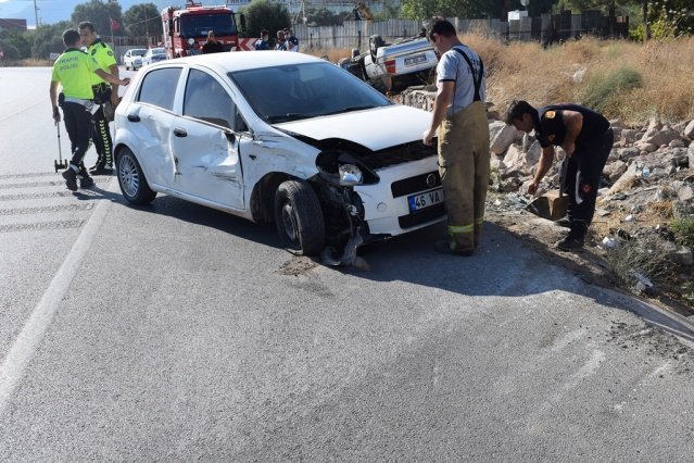 Yoldan geçen diğer sürücülerin ihbarı üzerine kaza yerine sağlık, polis ve itfaiye ekipleri sevk edildi. İlk müdahaleleri olay yerinde yapılan yaralılar, bölgeye sevk edilen ambulanslar ile Kemalpaşa Devlet Hastanesine kaldırılarak tedavi altına alındı.
