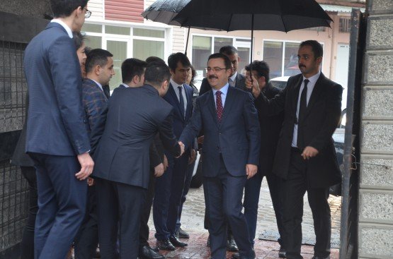 Adalet Bakanlığı Bakan Yardımcısı Cengiz Öner Demirci ilçesini ziyaret etti. 
Demirci ilçesinde ziyaretler düzenleyen Adalet Bakanlığı Bakan Yardımcısı Cengiz Öner, Demirci Kaymakamı Mutlu Akyol’u makamında ziyaret etti. Kaymakamlık makamında bir süre Kaymakam Mutlu Akyol ile görüşen Bakan Yardımcısı Cengiz Öner daha sonra Demirci Adliyesinde hakim ve savcıları ziyaret edip daha sonra Demirci Belediyesi’ne geçerek Başkan Selami Selçuk ile bir araya geldi. 
Ziyaretlerde, Demirci Kaymakamı Mutlu Akyol, Manisa Cumhuriyet Başsavcısı Ahmet Çiçekli, Manisa Adalet Komisyonu Başkanı Şahap Mutlu, Salihli Cumhuriyet Başsavcısı Hasan Uğurlu, Salihli Adalet Komisyonu Başkanı Muhammed Hilmi Avan’da Adalet Bakanlığı Bakan Yardımcısı Cengiz Öner’e eşlik ettiler.