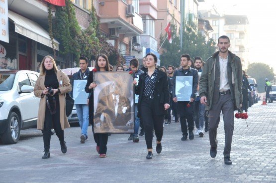 Demirci’de 10 Kasım Atatürk'ü Anma Töreni
Demirci ilçesinde Türkiye Cumhuriyeti’nin kurucusu Büyük Önder Mustafa Kemal Atatürk’ün ebediyete intikalinin 80. yılında törenle anıldı.
Anma töreni saat 09.00’da Atatürk anıtına çelenk sunulmasıyla başladı. Törene Demirci Kaymakamı Mutlu Akyol ve Belediye Başkan Vekili Mustafa Ünlü, kamu kurum amirleri, siyasi parti temsilcileri, sivil toplum kuruluşu temsilcileri, öğretmenler, öğrenciler ve vatandaşlar katıldı.
Atatürk anıtına çelenk sunma töreninin ardından Atatürk’ün ebediyete intikal ettiği saat 09.05’de siren sesleriyle birlikte saygı duruşunda bulunularak, İstiklal Marşı okundu.
Atatürk Anıtı önündeki törenin ardından Ticaret ve Kültür Merkezinde 75. Yıl Alime Paşa Ortaokulunun düzenlemiş olduğu program ile devam etti.
Ticaret ve Kültür Merkezinde düzenlenen programda 75.Yıl Alime Paşa Ortaokulu Müdürü İsmail Hakkı Yılmaz tarafından günün anlam ve önemini belirten konuşmasının ardından, Atatürk Neredesin oratoryosu, slayt gösterisi ve Atatürk'ün Sevdiği Türküler seslendirildi.