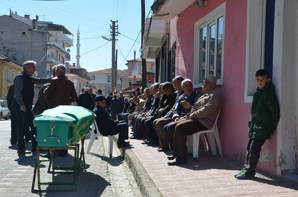 Bugün ilçemizde vefat eden 79 
 yaşındaki Ahmet Pekmez'in cenazesine de katılan Aydın ev önünde toplanan aile ve yakınlarına taziye dileyerek vatandaşlarla tokalaştı.