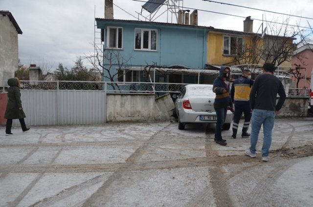 Kaza bugün saat 12.45 sularında Demirci ilçesi Fatih mahallesinde meydana geldi. Olay yerinden edinilen bilgilere göre; Fatih Mahallesi  Karakol Caddesi üzerinde seyir halinde bulunan  Hamza A. İsimli sürücünün kullandığı  45 YU 621 plakalı otomobil, o sırada devam eden yağış ve dolu nedeniyle kayganlaşan yolda Özgür Sokak güzergahına çıkmak isterken frene bastı.