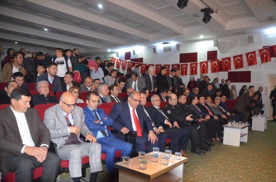 24 Kasım Öğretmenler günü Demirci ilçesinde çeşitli etkinliklerle kutlandı. Cumartesi günü sabah saatlerinde İlçe Milli Eğitim Müdürü Yüksel Kocabaş tarafından Atatürk'ün Anıtı'na çelenklerin sunulmasıyla başlayan törenler pazartesi günü de Ticaret Kültür Merkezinde devam etti.
Demirci İbrahim Ethem Akıncı Mesleki ve Teknik Anadolu Lisesi tarafından Ticaret ve Kültür Merkezinde düzenlenen 24 Kasım Öğretmenler günü programına Demirci Kaymakamı Mutlu Akyol, Belediye Başkanı Selami Selçuk, daire amirleri, öğretmenler ve öğrenciler katıldı.
Programda günün anlam ve önemini belirten konuşmanın yapılmasının ardından şiirler ve ilçede düzenlenen yarışmalarda derece alan öğrencilere ödüllerinin verilmesi, emekli olan öğretmenlere hizmet şeref belgelerinin takdim edilmesi ve protokol ve öğretmenlere çiçek takdiminin ardından program sona erdi.
