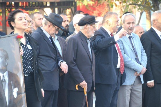 Demirci’de 10 Kasım Atatürk'ü Anma Töreni
Demirci ilçesinde Türkiye Cumhuriyeti’nin kurucusu Büyük Önder Mustafa Kemal Atatürk’ün ebediyete intikalinin 80. yılında törenle anıldı.
Anma töreni saat 09.00’da Atatürk anıtına çelenk sunulmasıyla başladı. Törene Demirci Kaymakamı Mutlu Akyol ve Belediye Başkan Vekili Mustafa Ünlü, kamu kurum amirleri, siyasi parti temsilcileri, sivil toplum kuruluşu temsilcileri, öğretmenler, öğrenciler ve vatandaşlar katıldı.
Atatürk anıtına çelenk sunma töreninin ardından Atatürk’ün ebediyete intikal ettiği saat 09.05’de siren sesleriyle birlikte saygı duruşunda bulunularak, İstiklal Marşı okundu.
Atatürk Anıtı önündeki törenin ardından Ticaret ve Kültür Merkezinde 75. Yıl Alime Paşa Ortaokulunun düzenlemiş olduğu program ile devam etti.
Ticaret ve Kültür Merkezinde düzenlenen programda 75.Yıl Alime Paşa Ortaokulu Müdürü İsmail Hakkı Yılmaz tarafından günün anlam ve önemini belirten konuşmasının ardından, Atatürk Neredesin oratoryosu, slayt gösterisi ve Atatürk'ün Sevdiği Türküler seslendirildi.