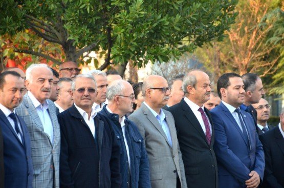 Demirci’de 10 Kasım Atatürk'ü Anma Töreni
Demirci ilçesinde Türkiye Cumhuriyeti’nin kurucusu Büyük Önder Mustafa Kemal Atatürk’ün ebediyete intikalinin 80. yılında törenle anıldı.
Anma töreni saat 09.00’da Atatürk anıtına çelenk sunulmasıyla başladı. Törene Demirci Kaymakamı Mutlu Akyol ve Belediye Başkan Vekili Mustafa Ünlü, kamu kurum amirleri, siyasi parti temsilcileri, sivil toplum kuruluşu temsilcileri, öğretmenler, öğrenciler ve vatandaşlar katıldı.
Atatürk anıtına çelenk sunma töreninin ardından Atatürk’ün ebediyete intikal ettiği saat 09.05’de siren sesleriyle birlikte saygı duruşunda bulunularak, İstiklal Marşı okundu.
Atatürk Anıtı önündeki törenin ardından Ticaret ve Kültür Merkezinde 75. Yıl Alime Paşa Ortaokulunun düzenlemiş olduğu program ile devam etti.
Ticaret ve Kültür Merkezinde düzenlenen programda 75.Yıl Alime Paşa Ortaokulu Müdürü İsmail Hakkı Yılmaz tarafından günün anlam ve önemini belirten konuşmasının ardından, Atatürk Neredesin oratoryosu, slayt gösterisi ve Atatürk'ün Sevdiği Türküler seslendirildi.
