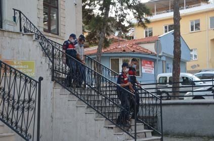 Manisa'nın Demirci ilçesinde ele geçirilen kenevir bitkileriyle ilintili 2 kişi çıkarıldığı mahkemece tutuklandı.
