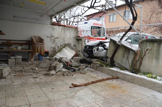 Kayganlaşan yolda kayan araç sürücüsünün hakimiyetinden çıkarak  karşıdaki evin bahçe duvarını yıkarak içeri girdi. Araçta maddi hasar meydana gelirken sürücü Hamza A. yaralandı. Olay yerine intikal eden 112 sağlık ve trafik ekipleri sürücüyü araçtan çıkardı. Sürücünün çarpmanın etkisiyle yüzünden yaralandığı anlaşıldı.