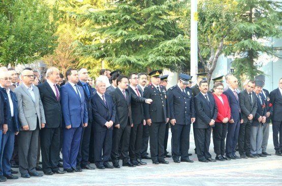 Demirci’de 10 Kasım Atatürk'ü Anma Töreni
Demirci ilçesinde Türkiye Cumhuriyeti’nin kurucusu Büyük Önder Mustafa Kemal Atatürk’ün ebediyete intikalinin 80. yılında törenle anıldı.
Anma töreni saat 09.00’da Atatürk anıtına çelenk sunulmasıyla başladı. Törene Demirci Kaymakamı Mutlu Akyol ve Belediye Başkan Vekili Mustafa Ünlü, kamu kurum amirleri, siyasi parti temsilcileri, sivil toplum kuruluşu temsilcileri, öğretmenler, öğrenciler ve vatandaşlar katıldı.
Atatürk anıtına çelenk sunma töreninin ardından Atatürk’ün ebediyete intikal ettiği saat 09.05’de siren sesleriyle birlikte saygı duruşunda bulunularak, İstiklal Marşı okundu.
Atatürk Anıtı önündeki törenin ardından Ticaret ve Kültür Merkezinde 75. Yıl Alime Paşa Ortaokulunun düzenlemiş olduğu program ile devam etti.
Ticaret ve Kültür Merkezinde düzenlenen programda 75.Yıl Alime Paşa Ortaokulu Müdürü İsmail Hakkı Yılmaz tarafından günün anlam ve önemini belirten konuşmasının ardından, Atatürk Neredesin oratoryosu, slayt gösterisi ve Atatürk'ün Sevdiği Türküler seslendirildi.