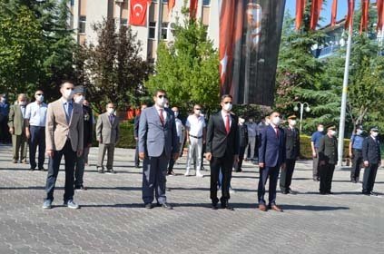 30 Ağustos Zafer Bayramı Demirci'de Atatürk Anıtına konulan Kaymakamlık, Belediye Başkanlığı çelenklerinin sunulmasının ardından, Demirci Askerlik Şube Başkanı Özkan Beyazıt'ın yaptığı konuşma ile sona erdi.