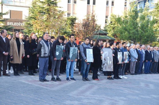 Demirci’de 10 Kasım Atatürk'ü Anma Töreni
Demirci ilçesinde Türkiye Cumhuriyeti’nin kurucusu Büyük Önder Mustafa Kemal Atatürk’ün ebediyete intikalinin 80. yılında törenle anıldı.
Anma töreni saat 09.00’da Atatürk anıtına çelenk sunulmasıyla başladı. Törene Demirci Kaymakamı Mutlu Akyol ve Belediye Başkan Vekili Mustafa Ünlü, kamu kurum amirleri, siyasi parti temsilcileri, sivil toplum kuruluşu temsilcileri, öğretmenler, öğrenciler ve vatandaşlar katıldı.
Atatürk anıtına çelenk sunma töreninin ardından Atatürk’ün ebediyete intikal ettiği saat 09.05’de siren sesleriyle birlikte saygı duruşunda bulunularak, İstiklal Marşı okundu.
Atatürk Anıtı önündeki törenin ardından Ticaret ve Kültür Merkezinde 75. Yıl Alime Paşa Ortaokulunun düzenlemiş olduğu program ile devam etti.
Ticaret ve Kültür Merkezinde düzenlenen programda 75.Yıl Alime Paşa Ortaokulu Müdürü İsmail Hakkı Yılmaz tarafından günün anlam ve önemini belirten konuşmasının ardından, Atatürk Neredesin oratoryosu, slayt gösterisi ve Atatürk'ün Sevdiği Türküler seslendirildi.