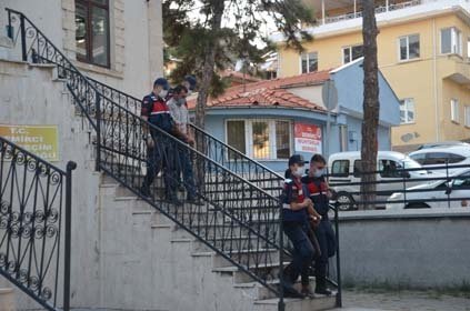 Geçtiğimiz gün Demirci Jandarma Komutanlığının yaptığı operasyonla ilçeye bağlı Mezitler Mahallesi Yaykın mevkiinde ele geçirilen kenevir bitkisi nedeniyle gözaltına alınan 19 yaşındaki Uğur K. ile, 39 yaşındaki Özkan K. Jandarma sorgularının tamamlanmasının ardından bugün adliyeye sevk edildi. Yaklaşık 2,5 saat süren savcılık sorgusunun ardından mahkemeye sevk edilen şüpheliler, çıkarıldığı mahkemece " uyuşturucu ticareti yapmak ve yasadışı kenevir bitkisi ekip yetiştirme " suçlarından tutuklandı.