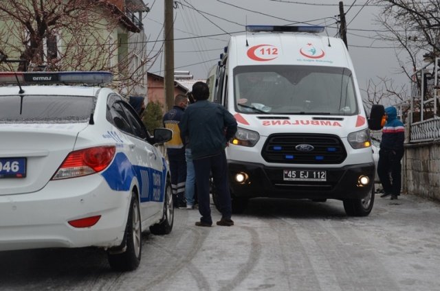 Aracın çarptığı Hanım Çıracı’ya ait evde maddi hasar meydana geldi. Yaralı sürücü Demirci Devlet Hastanesi acil servisine kaldırıldı.
Kazayla ilgili soruşturma başlatıldı.
HABER-Mustafa Temiz- Manisa Son Haber